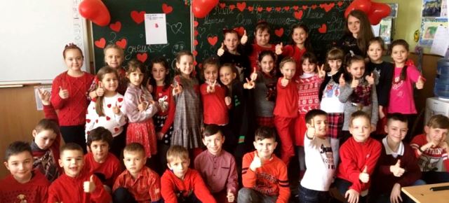 Вікторія Надольська з учнями 3-Б класу Тернопільської школи №24 після проведеного виховного заходу
